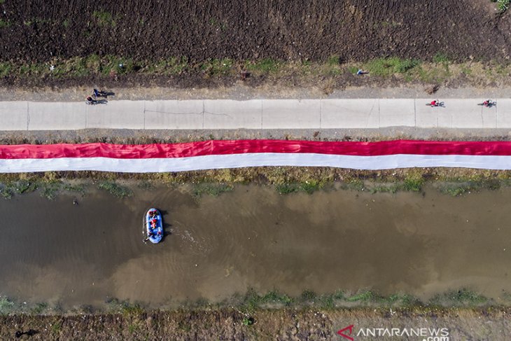 Kain Merah Putih hiasi sungai Cikijing