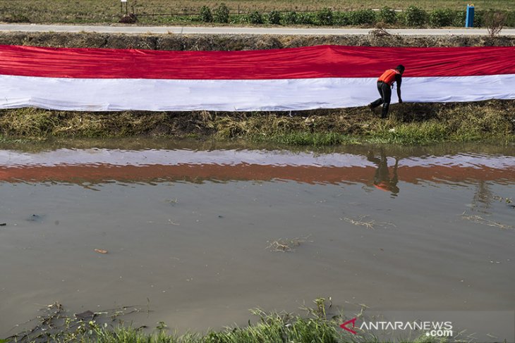 Kain Merah Putih hiasi sungai Cikijing