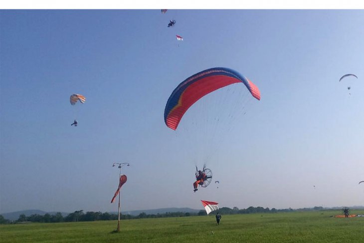 Pengibaran bendera merah putih dengan ketinggian 2.020 meter di Lanud Ats