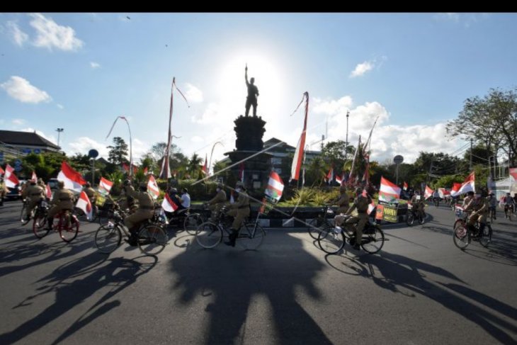Komunitas Sepeda Tua Indonesia pawai HUT Kemerdekaan
