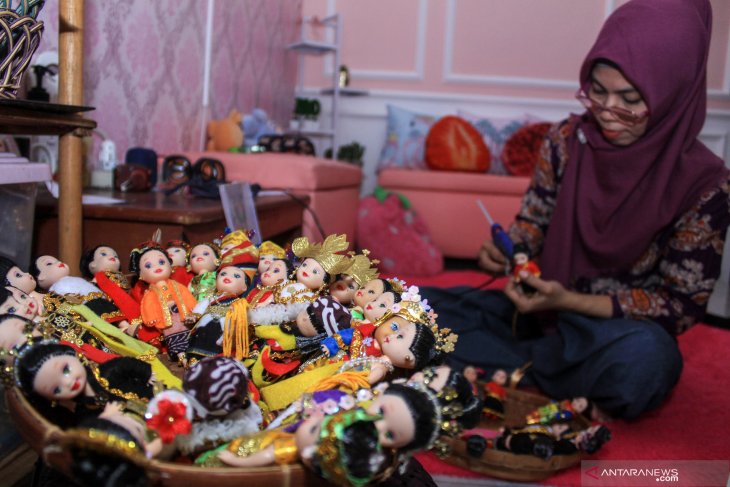 Kerajinan miniatur boneka adat nusantara