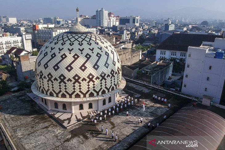 Upacara 17 Agustus di atap masjid raya Bandung 