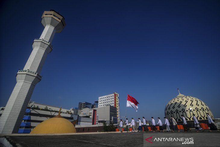 Upacara 17 Agustus di atap masjid raya Bandung 