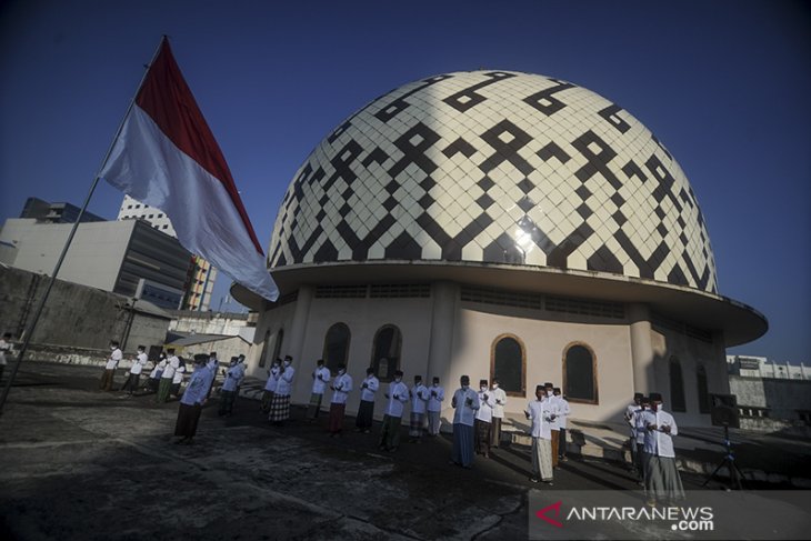 Upacara 17 Agustus di atap masjid raya Bandung 