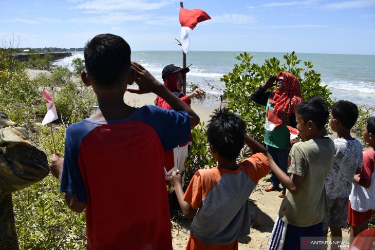 Upacara kemerdekaan di hutan mangrove Pamekasan