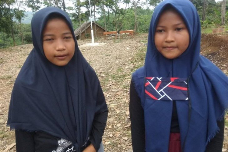 Dua anak Suku Badui  Muslim sukses kibarkan bendera Merah 