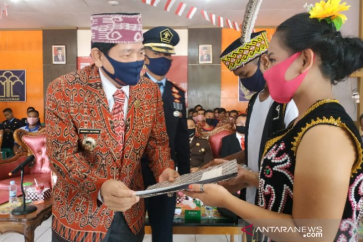 Napi Rutan Putussibau gunakan baju daerah saat terima remisi
