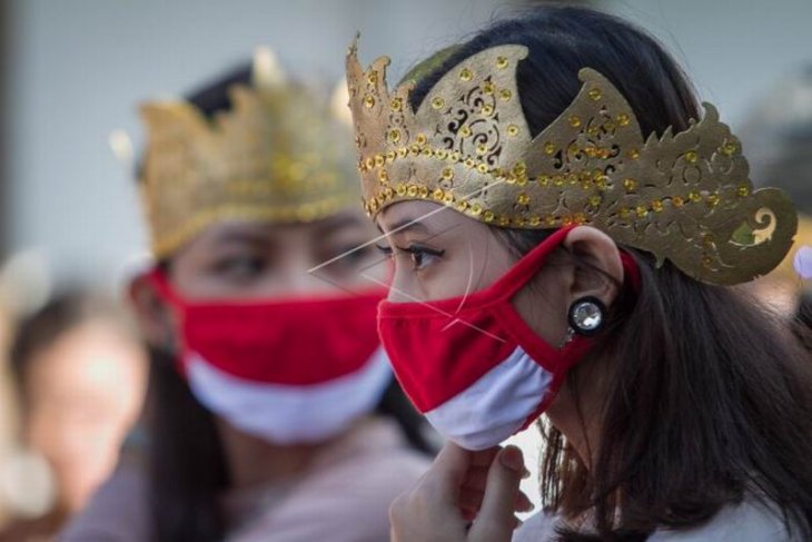 Upacara bendera dengan kostum wayang