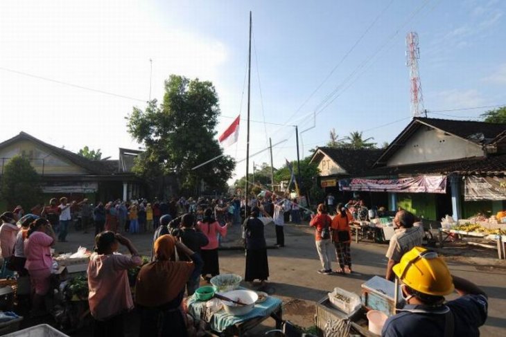 Upacara bendera di pasar