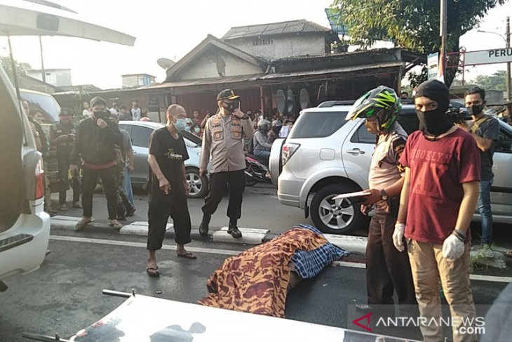Pengemudi ojek tewas tertimpa pohon di Pos Pengumben Jakarta Barat