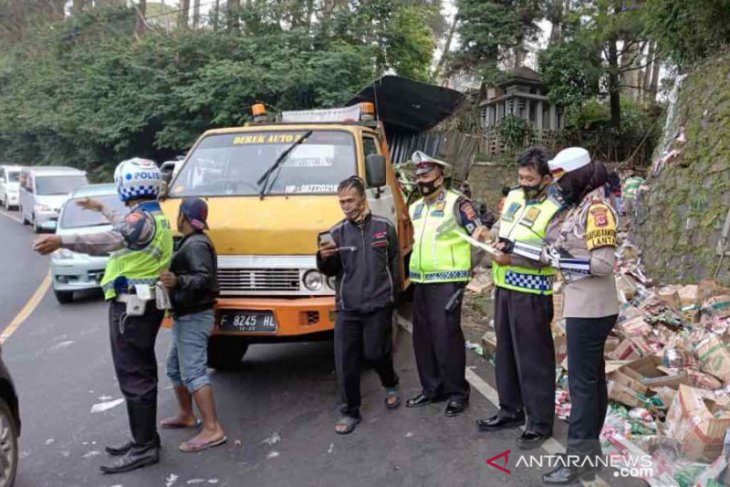 Dua pengemudi truk tewas terjepit stir setelah tabrak tebing dan pohon besar di jalur tengkorak