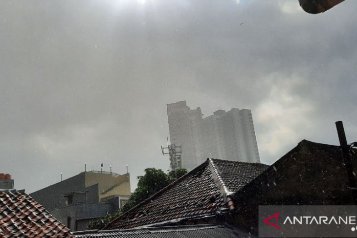 BMKG beri peringatan cuaca di sejumlah provinsi