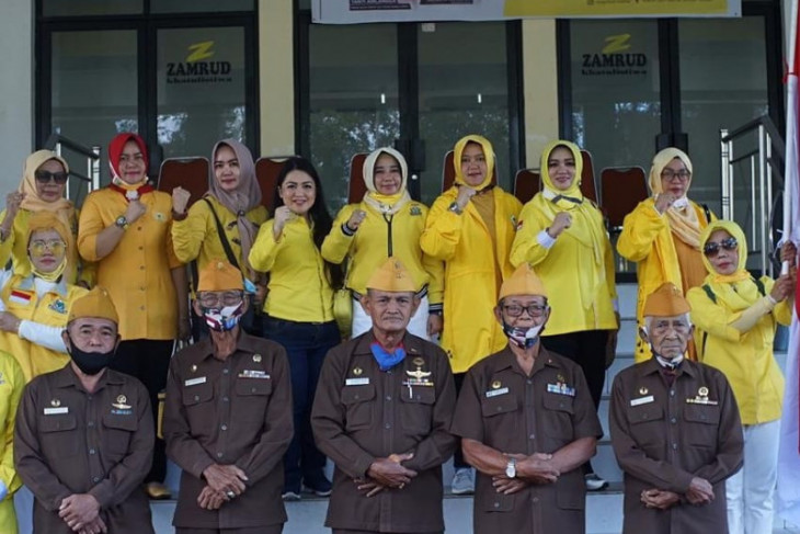 IIPG Kalbar-DPD Golkar Kota Pontianak bagikan bingkisan peringati HUT-RI