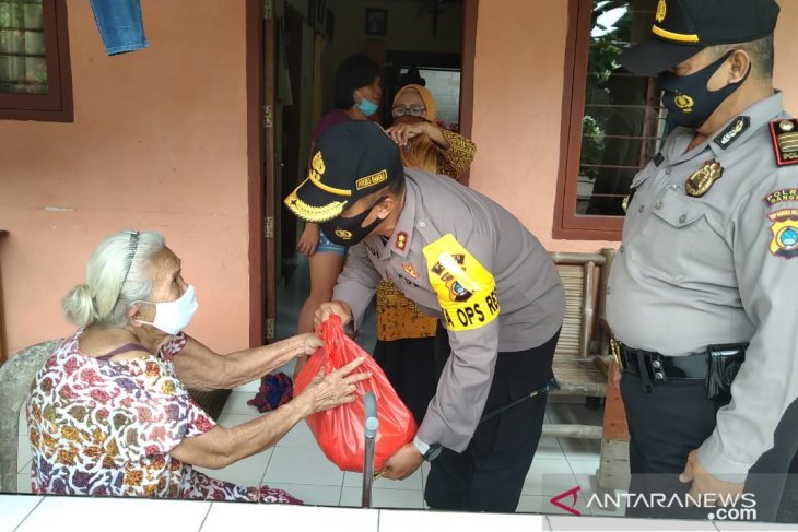 Kapolres Bangka bagikan puluhan paket sembako