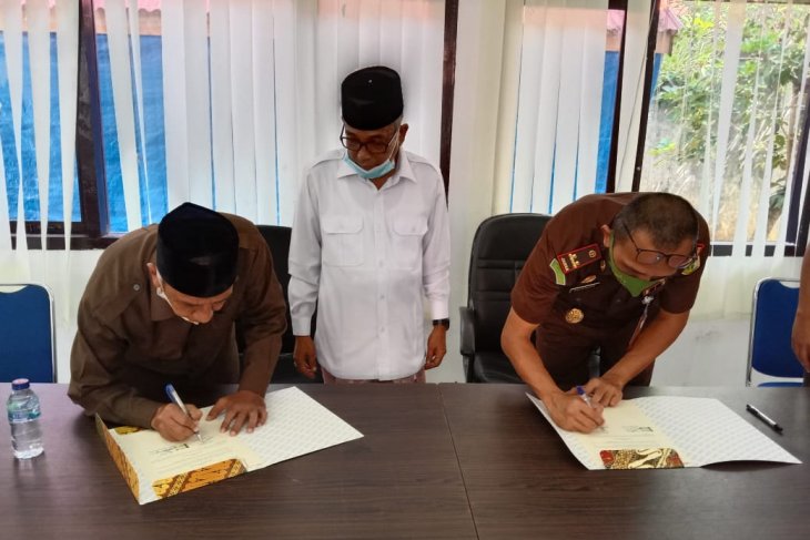 Kejari salurkan zakat di Baitul Mal Aceh Besar