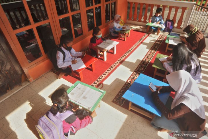 Keluarga guru terpapar COVID-19, dua SMAN di Situbondo