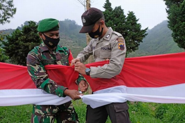 Pembentangan bendera merah putih di dataran tinggi Dieng