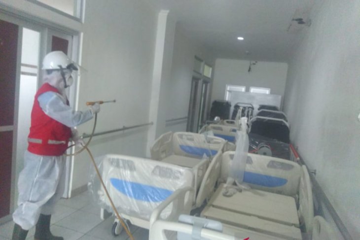 Sejumlah tenaga kesehatan terinfeksi corona PMI lakukan disinfeksi RS Bunut Sukabumi