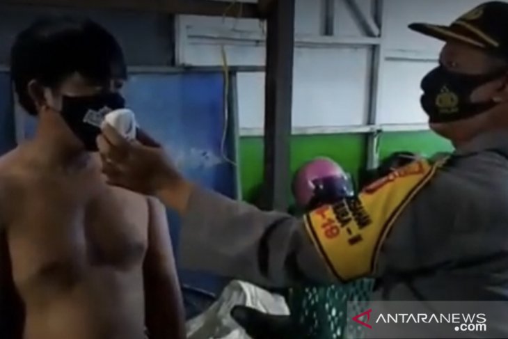 Pedagang yang bandel tidak masker dikenai sanksi, mereka wajib menghapal teks Pancasila