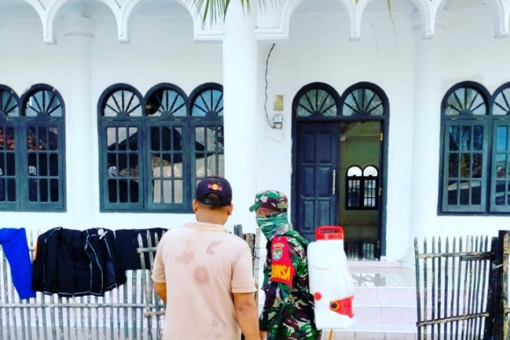 Babinsa Kodim 0602/Serang lakukan penyemprotan disinfektan di Masjid Pontang