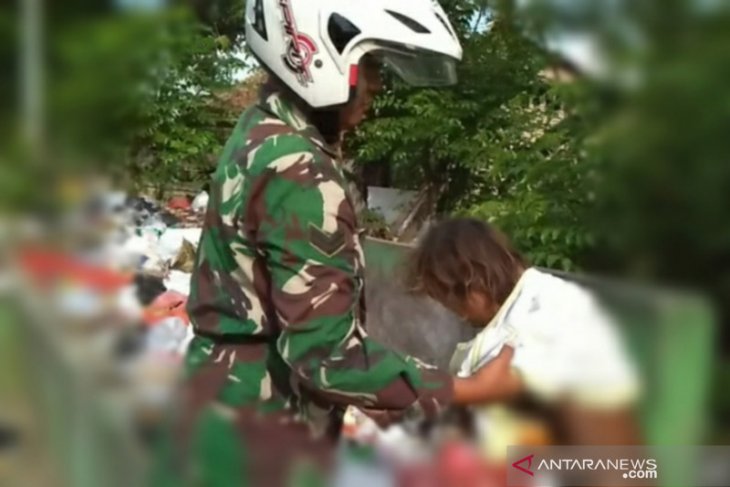 Kepedulian Babinsa Kodim 0602/Serang Pakaikan Baju ODMK
