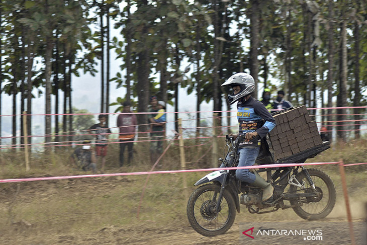 Balap motor pengangkut bata merah 