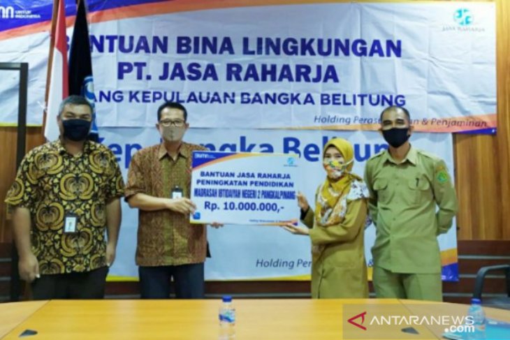 Jasa Raharja Babel serahkan bantuan ke Madrasah Ibtidaiyah Negeri 2 Pangkalpinang