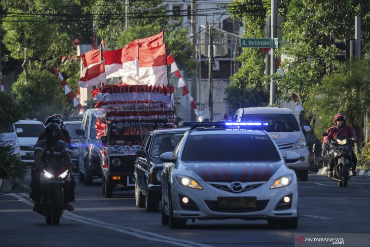 Mobil berbendera Merah Putih tiba di Surabaya