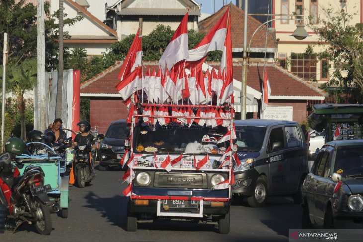 Mobil berbendera Merah Putih tiba di Surabaya