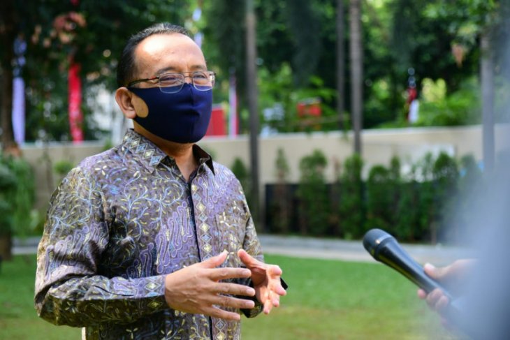 Mensesneg bantah Presiden Jokowi akan ganti 18 menteri
