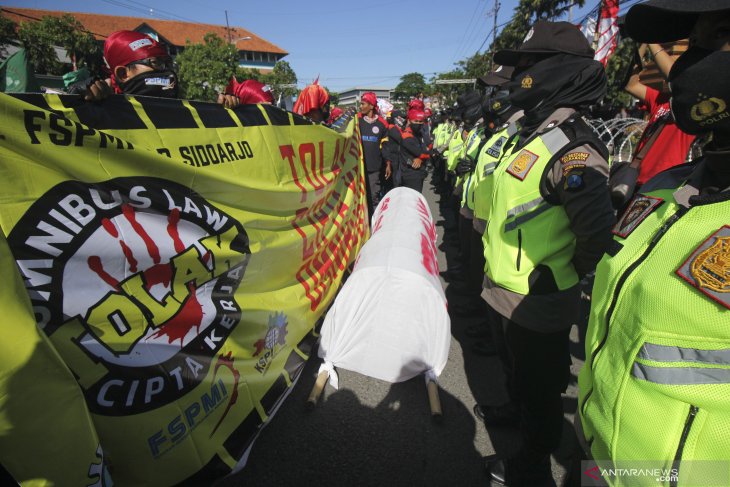Unjuk rasa buruh di Surabaya