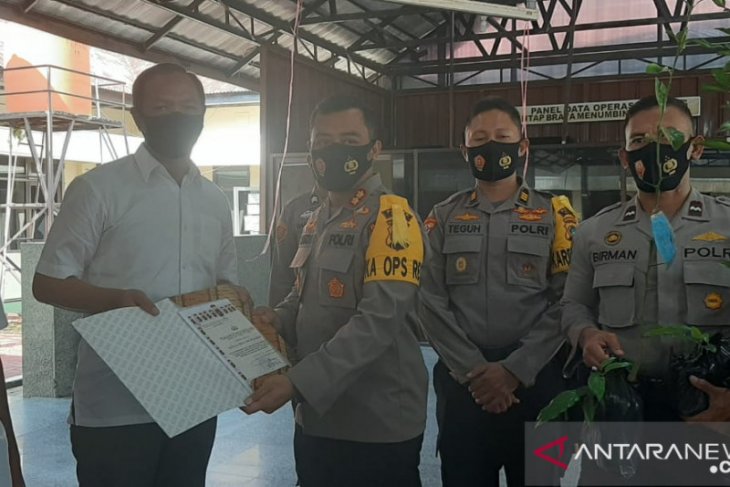 Kapolres berikan piagam bagi lurah dan kades
