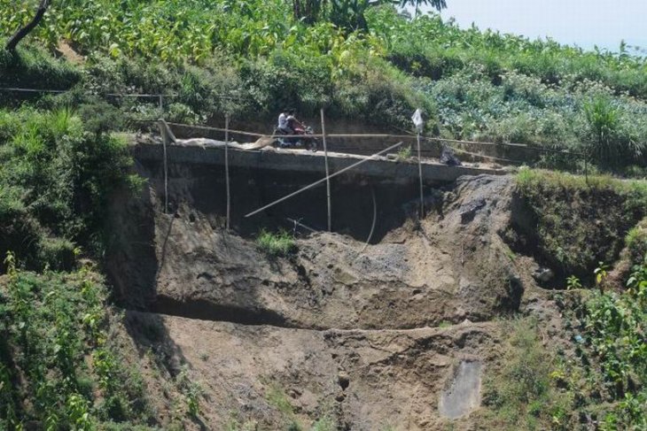 Jalan rawan longsor di lereng Gunung Merbabu