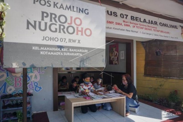 Belajar secara daring di pos ronda