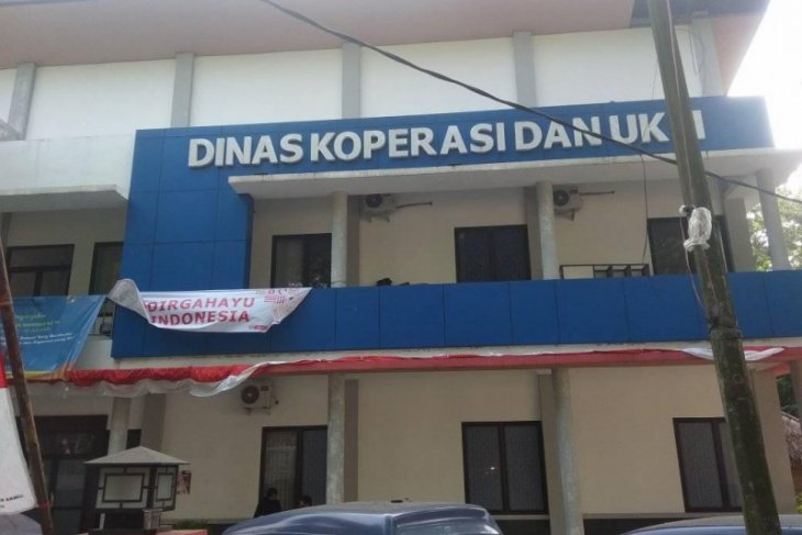 Satu pegawai positif COVID-19, pegawai Dinas Koperasi dan UKM Kabupaten Lebak jalani tes usap