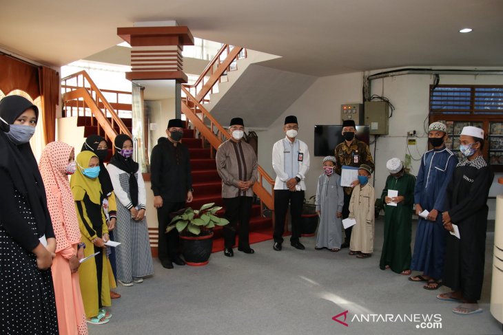 Sambut 10 Muharram, Bupati HSS serahkan santunan anak yatim