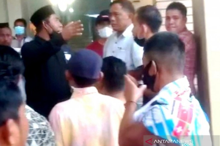 Massa usir 38 WNA dari sebuah hotel di Aceh
