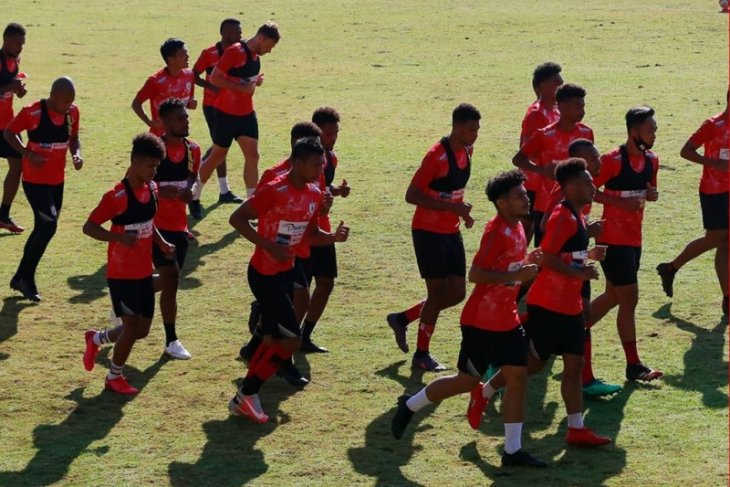 Tak dapat izin gugus tugas, Persipura perpanjang latihan