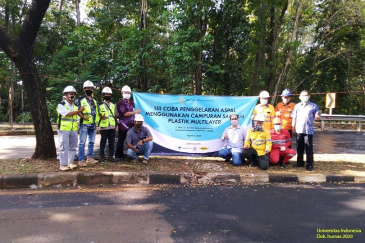 UI kolaborasi uji coba aspal berbahan sampah plastik multilayer