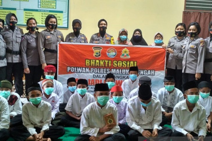 Polres Malteng berikan Al Quran kepada anak yatim dan ponpes