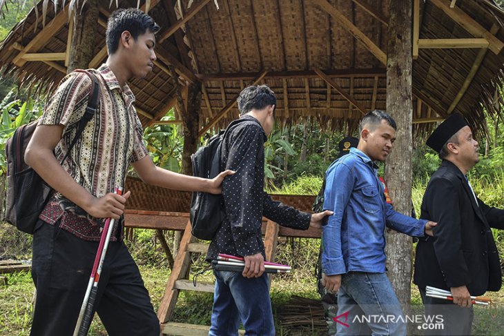 Penyandang tunanetra belajar Al Quran di luar ruangan 