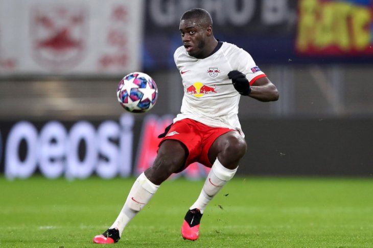 MU buru Dayot Upamecano setelah gaet Van De Beek
