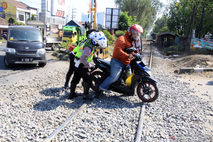 Polantas bantu pengendara melintas jalur kereta api