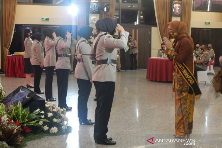 24 polwan berprestasi dapat anugerah pin emas dan perak