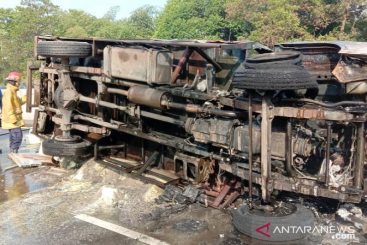 Truk bahan kimia terguling dan terbakar di Tol Jagorawi berhasil dipadamkan