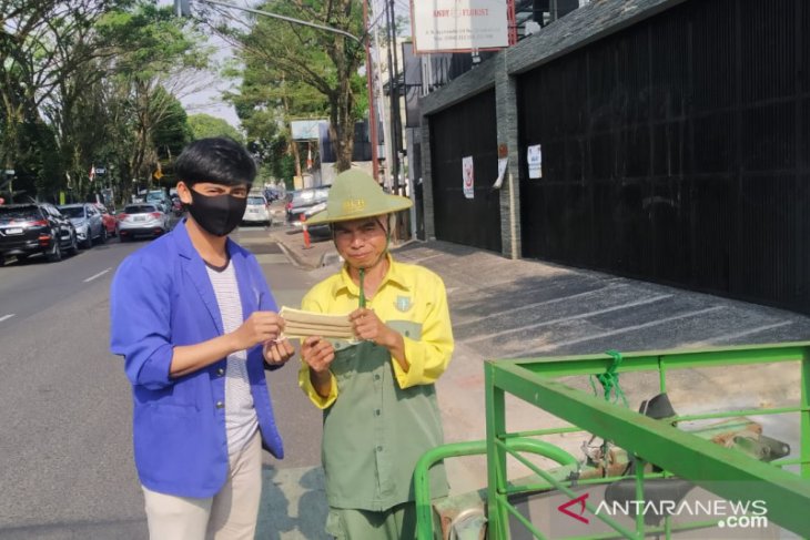 Mahasiswa di Sukabumi peduli COVID-19 sebar masker untuk warga