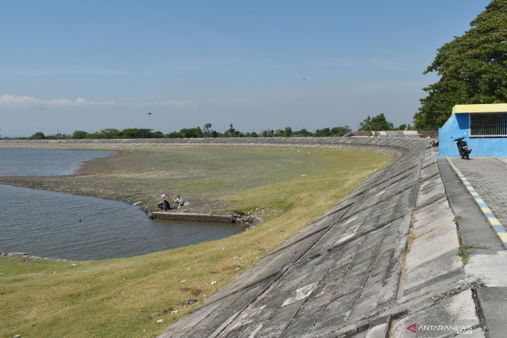 Air Waduk Notopuro Madiun Menyusut