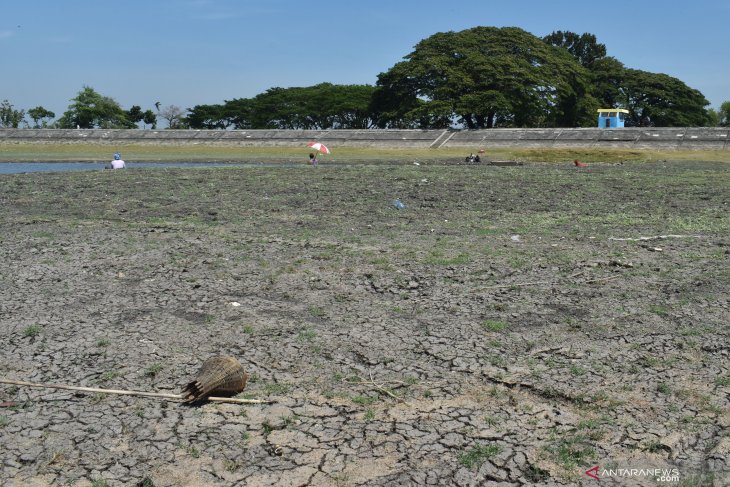 Air Waduk Notopuro Madiun Menyusut