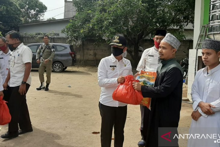 Bupati Bangka salurkan 100 paket sembako bagi santri
