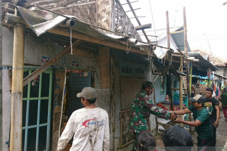 10 Prajurit TNI Laksanakan Program RTLH Pemkab Serang